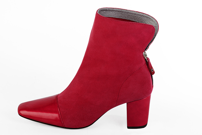 Scarlet red women's ankle boots with a zip at the back. Square toe. Medium block heels. Profile view - Florence KOOIJMAN
